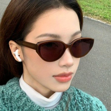 Chic Cat-Eye Fashion Glasses for Women - Stylish Red Frame with Brown Tinted Lenses, Lightweight & Durable Plastic, Perfect for Street Style & Fashion Photography, Fashion Glasses